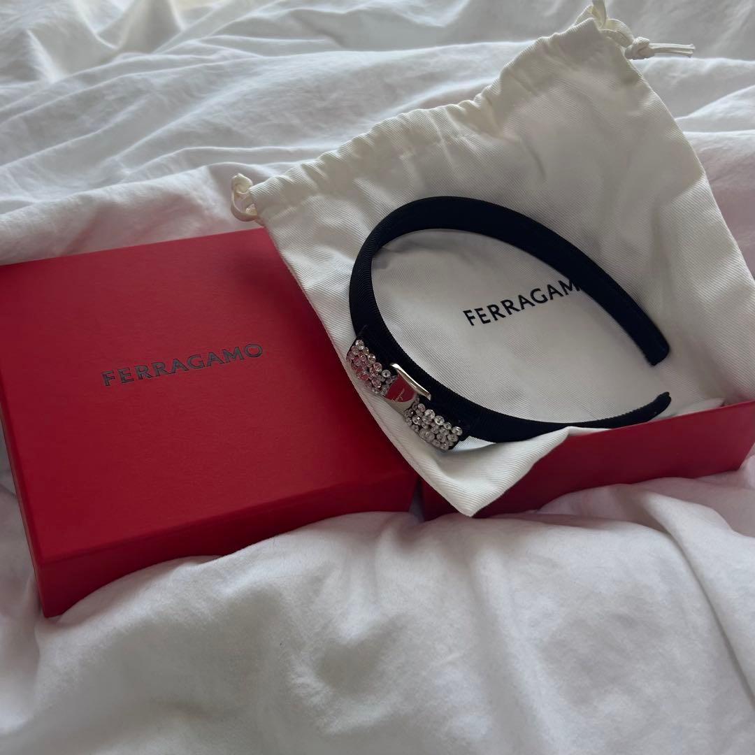 FERRAGAMO ストーン付きブラックヘアバンド