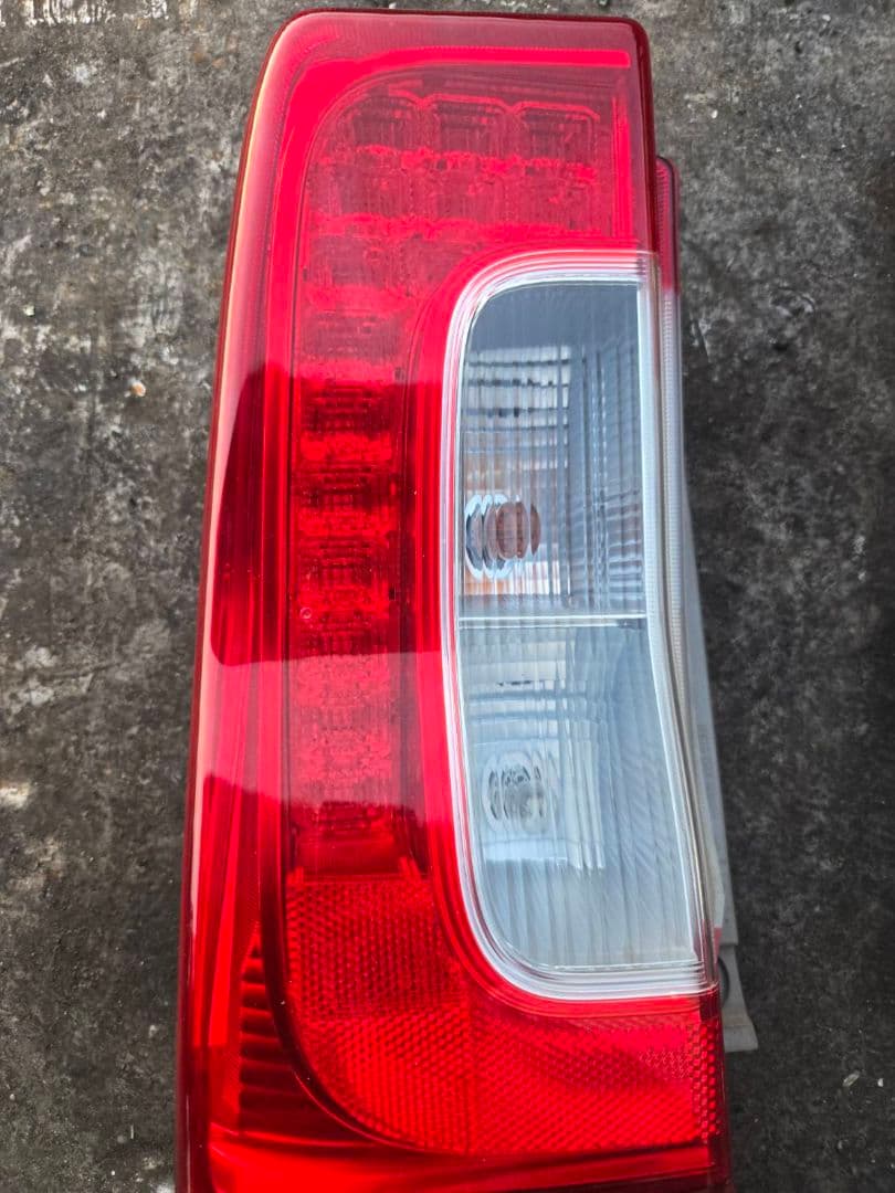 LA600S 　ダイハツ　タント　前期　テールランプ