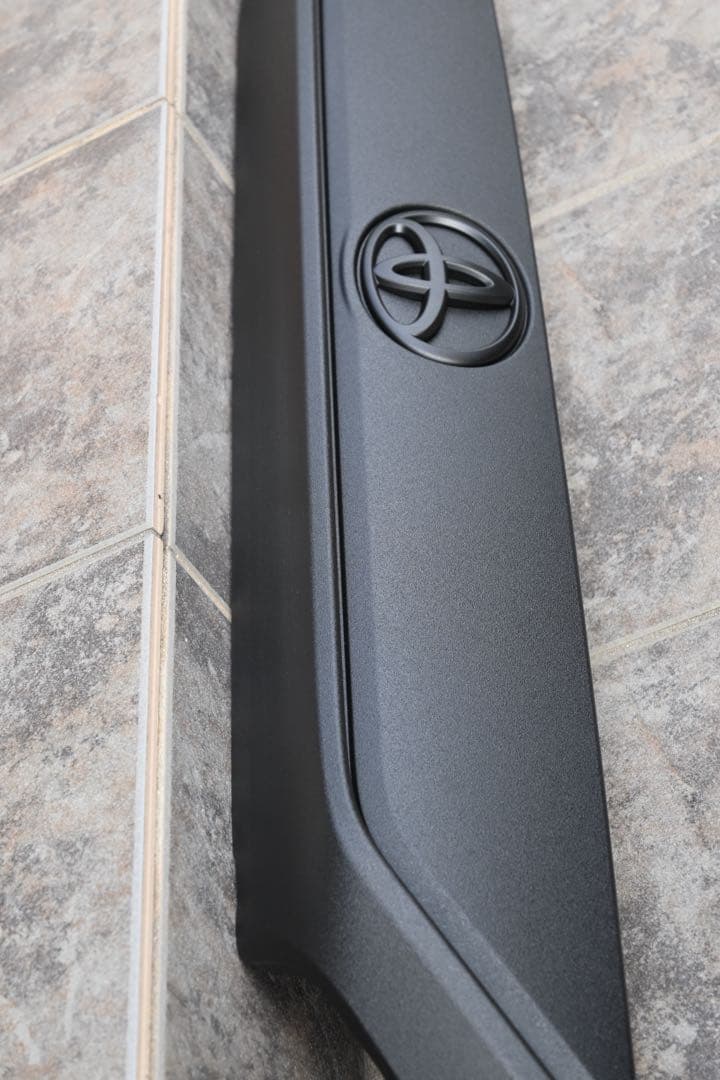 rav4 純正リアガーニッシュ　ラプターライナー塗装　新車外し　送料込み