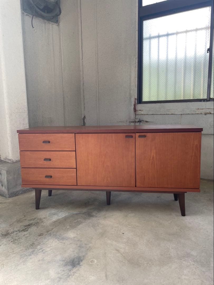 人気の北欧系　脚付チェスト　サイドボード