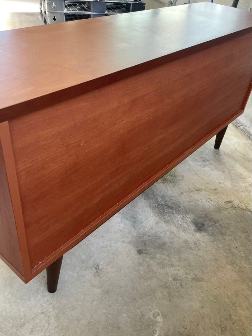 人気の北欧系　脚付チェスト　サイドボード