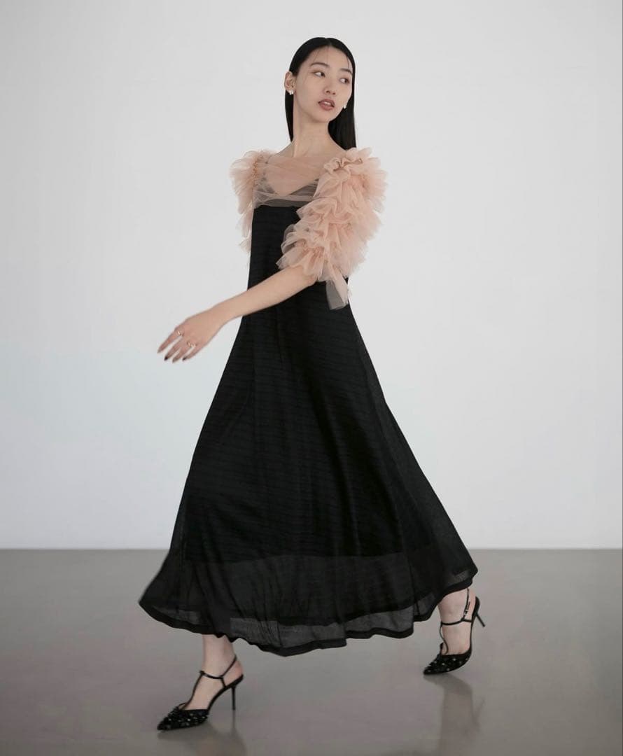 フリルスリーブの黒いマキシドレス