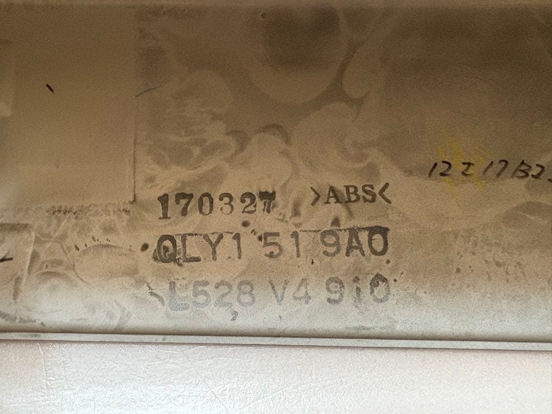 専用　MPV （LY3P）新品マツダスピードサイドスカート左側 取り付け金具付