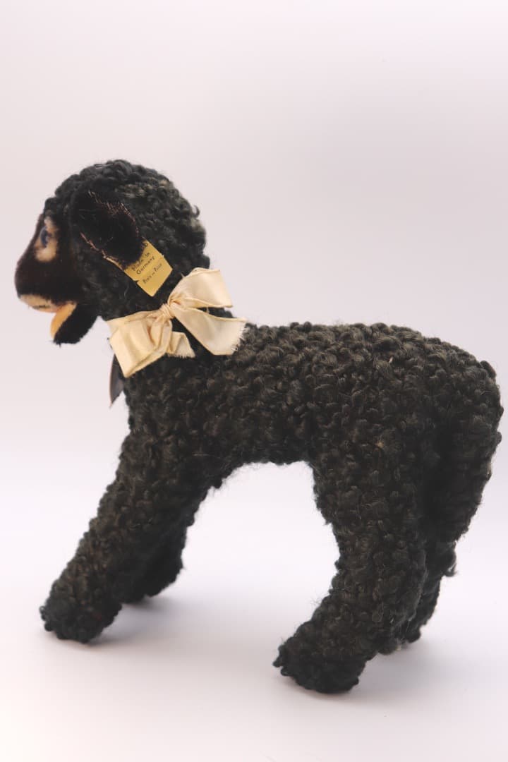 シュタイフ SWAPL 黒い羊のぬいぐるみ 左側半面に日焼け有り