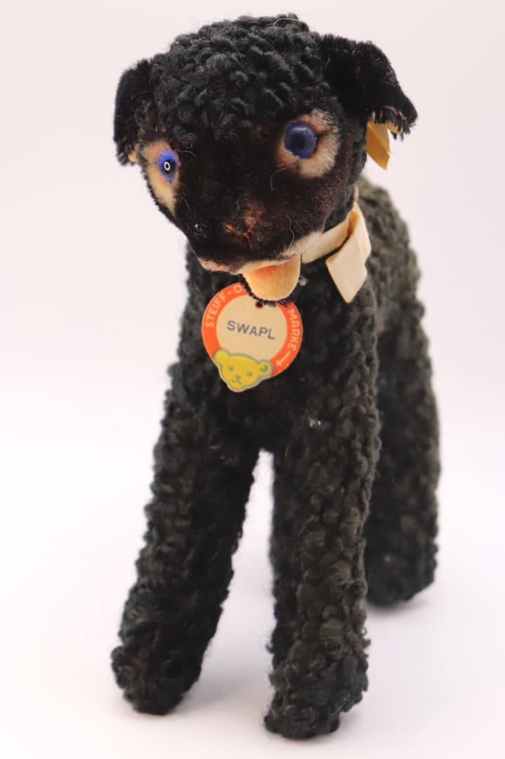 シュタイフ SWAPL 黒い羊のぬいぐるみ 左側半面に日焼け有り