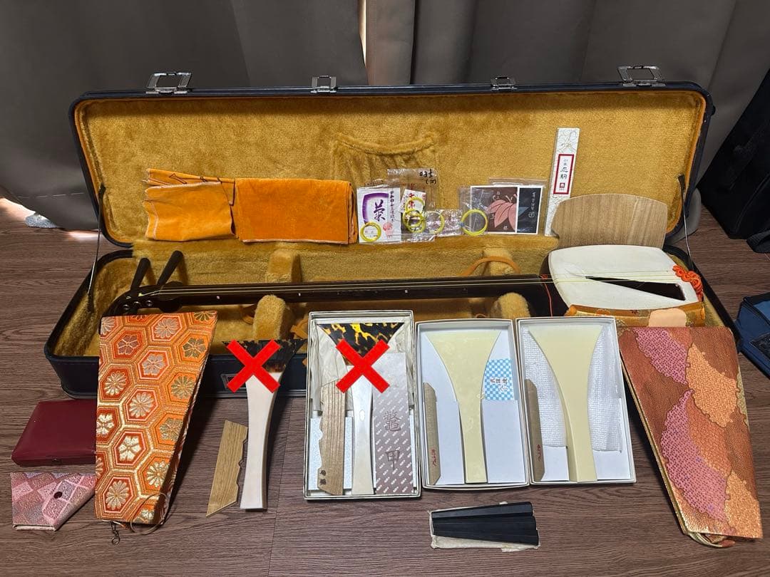 最終値下げ　民謡三味線(紅木、片面皮破れあり)付属品セット