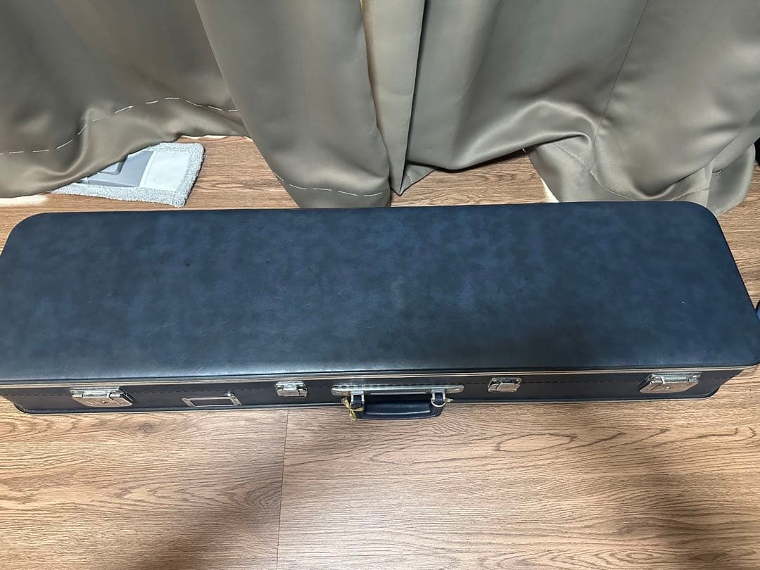 最終値下げ　民謡三味線(紅木、片面皮破れあり)付属品セット