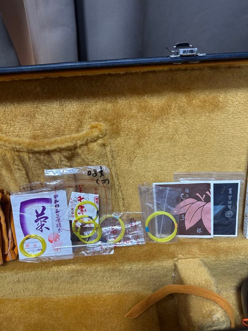 最終値下げ　民謡三味線(紅木、片面皮破れあり)付属品セット