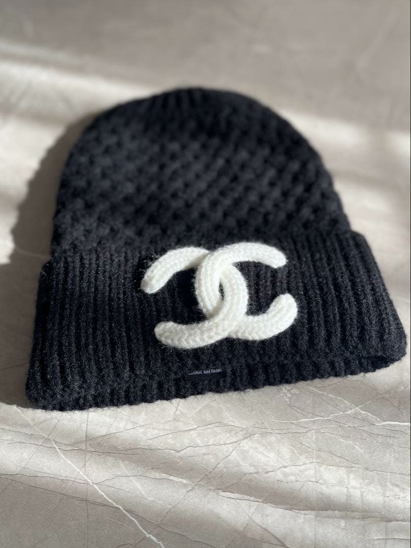 CHANEL ブラック ニット帽 ロゴ入り