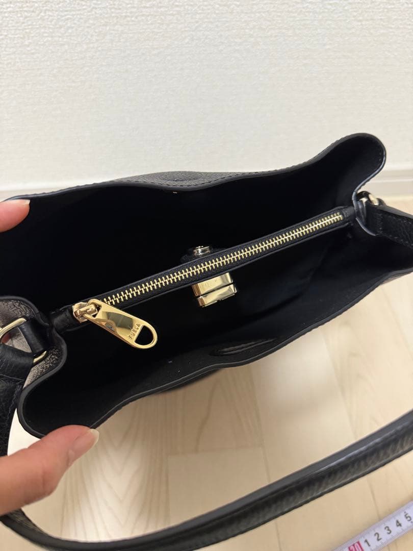 FURLA フルラ　ハンドバッグ　バック　ショルダー　黒　ゴールド　シンプル