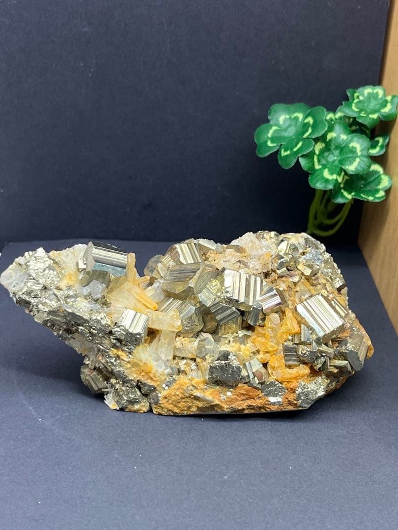 天然石　水晶クラスター　パイライト原石　大粒キューブ付き　約424g⭐️1926