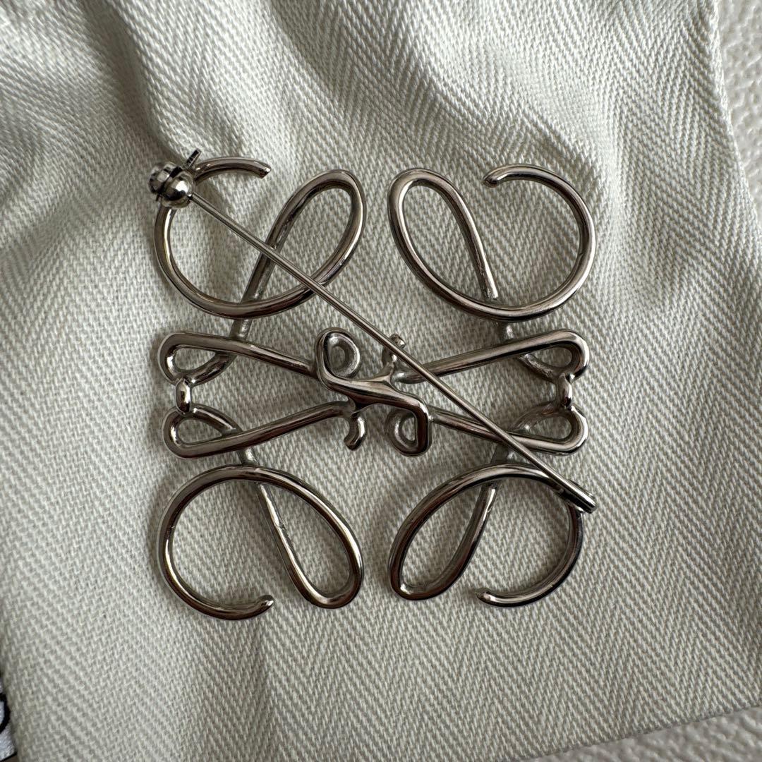 ロエベ アナグラム ブローチ シルバー