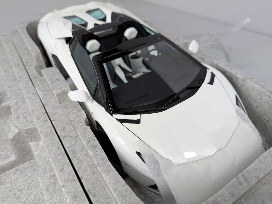 1/18　ミニカー ランボルギーニ アヴェンタドール ロードスター LP700
