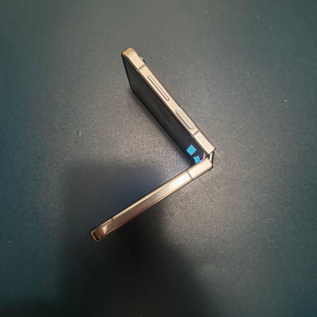 かなり綺麗　GALAXY z flip5 au版　国内版