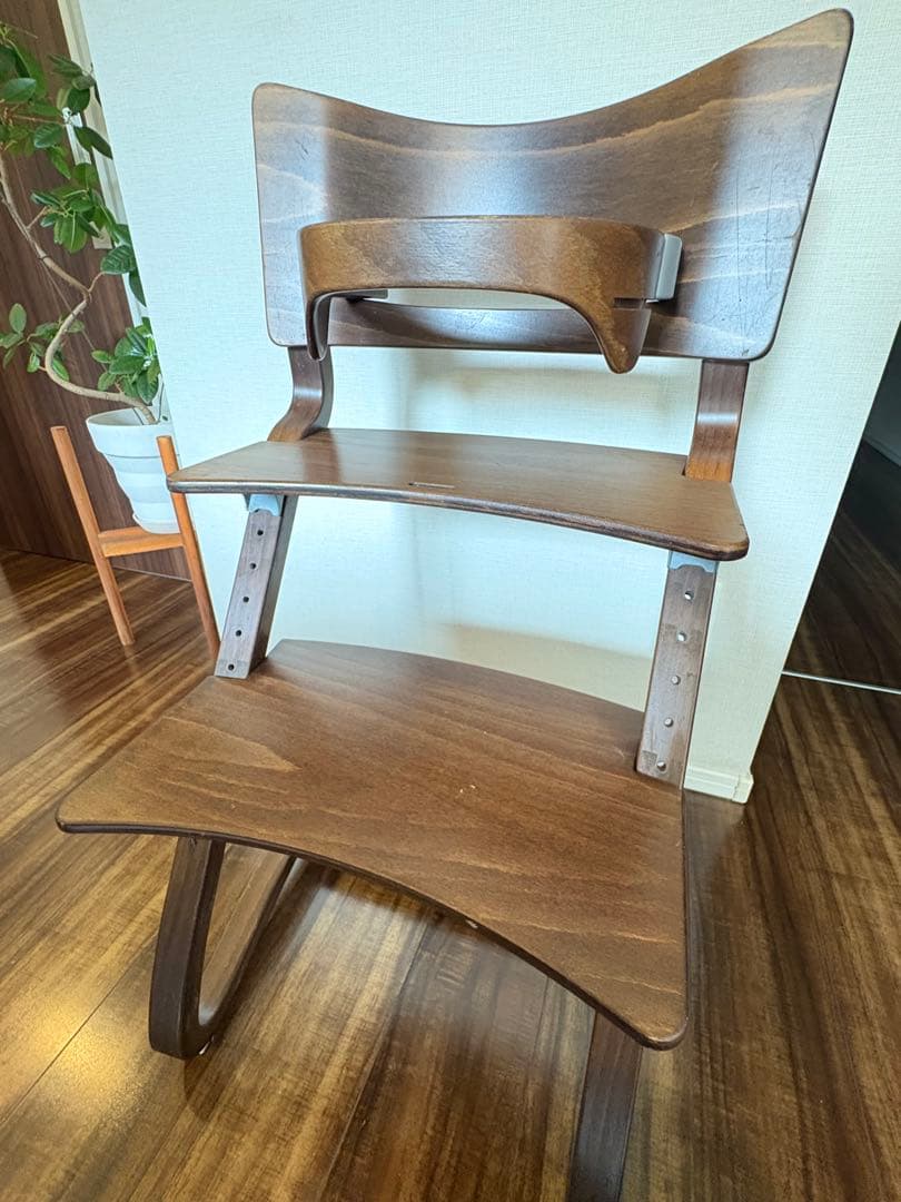 Leander ベビーラック・チェア ダークブラウン