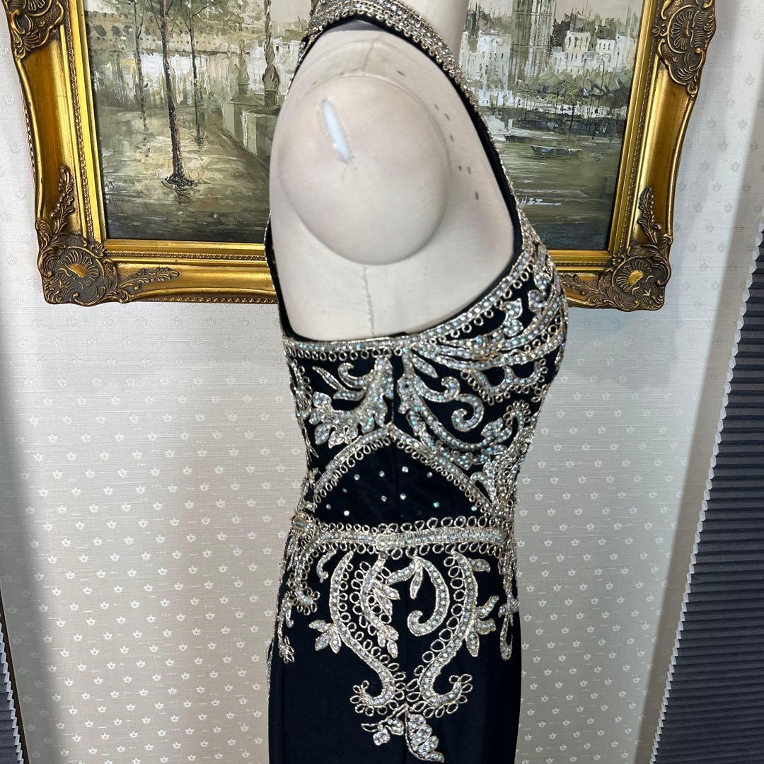 エレガントなブラックハイネックドレス