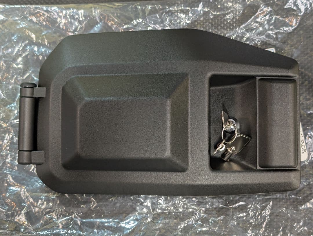 あ*い様 ランクル70再再販(GDJ76W) 尿素リッドカバー 鍵付き加工