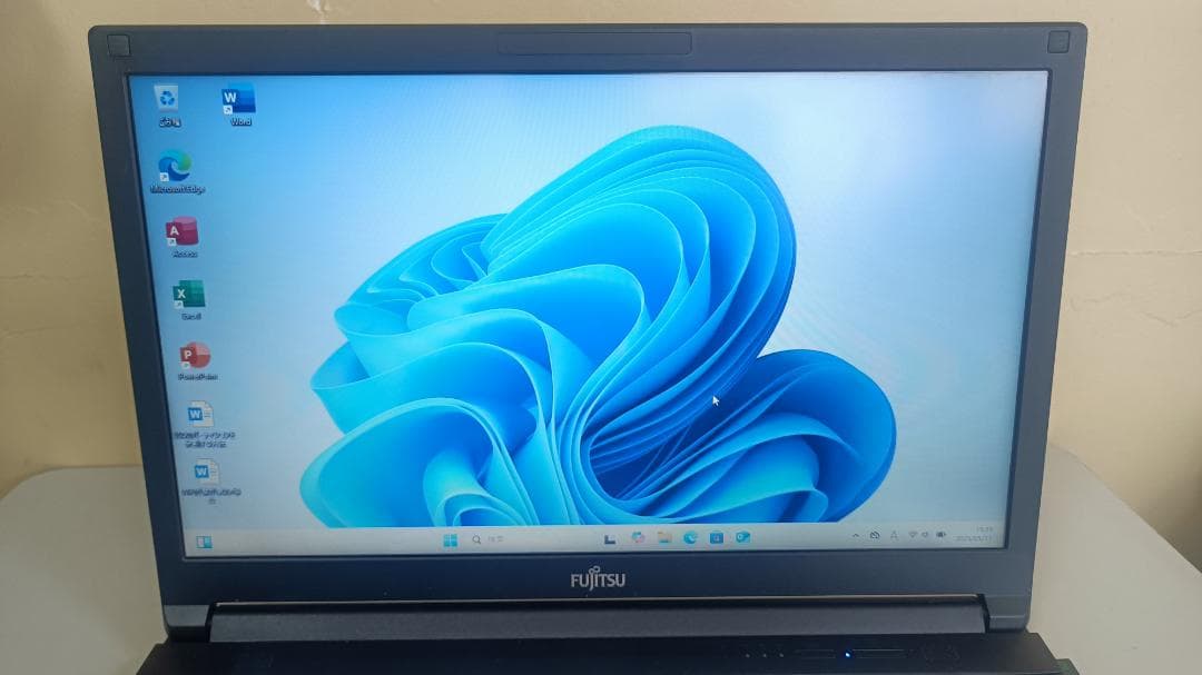 美品ノートパソコンFUJITSU第八世代Corei5 SSD256G メモリ8G
