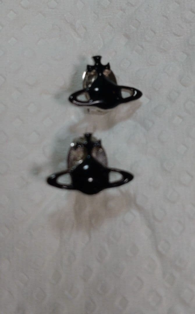 まる Vivienne Westwood ピアス 黒