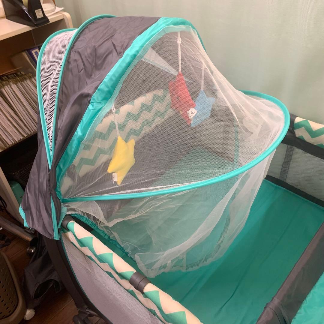 ベビーベッド プレイヤード おむつ替えテーブル付 おもちゃ 蚊帳付き