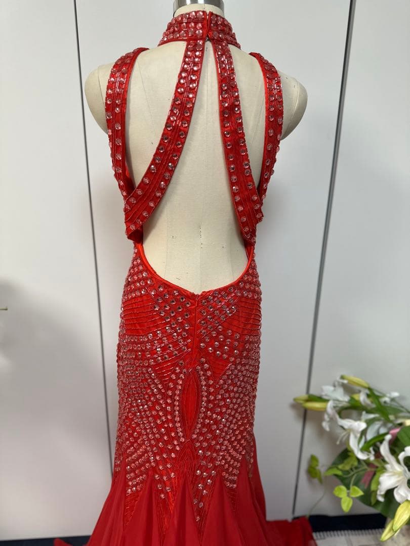 ビーズ装飾赤ハイネックドレス