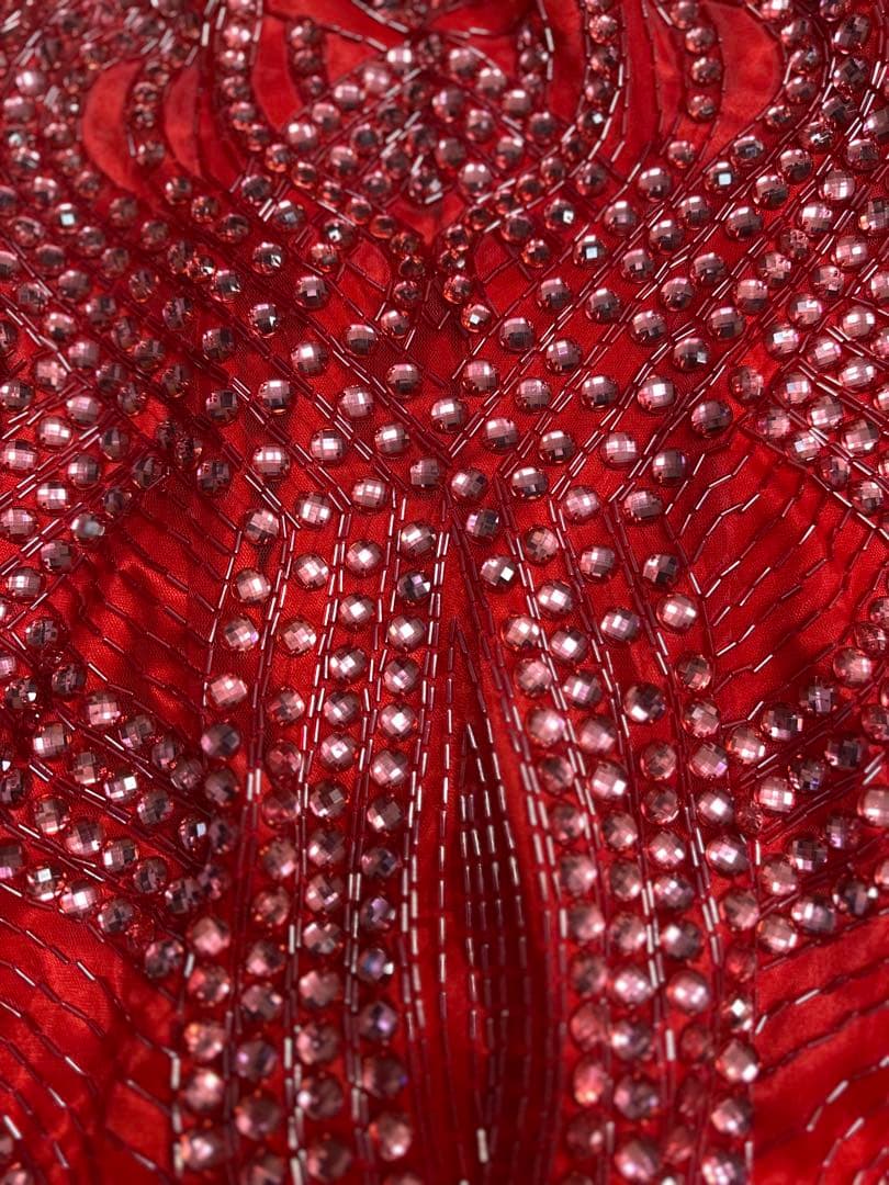 ビーズ装飾赤ハイネックドレス