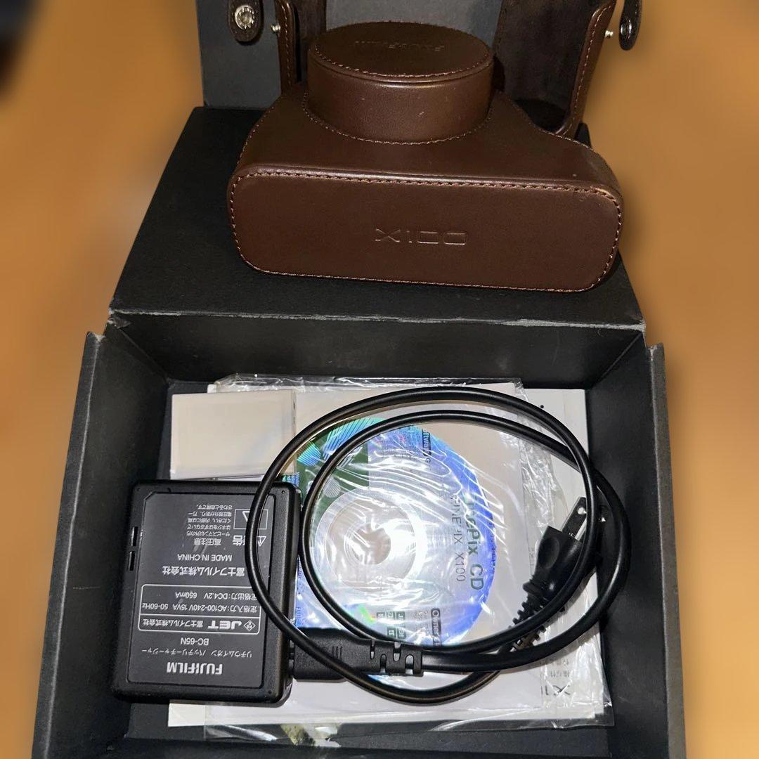 Fuji X100 コンパクトデジタルカメラ純正ケース付き