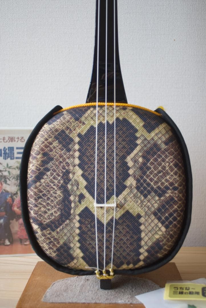 三線　沖縄　人工皮張り ハードケース付き　三味線　送料込み