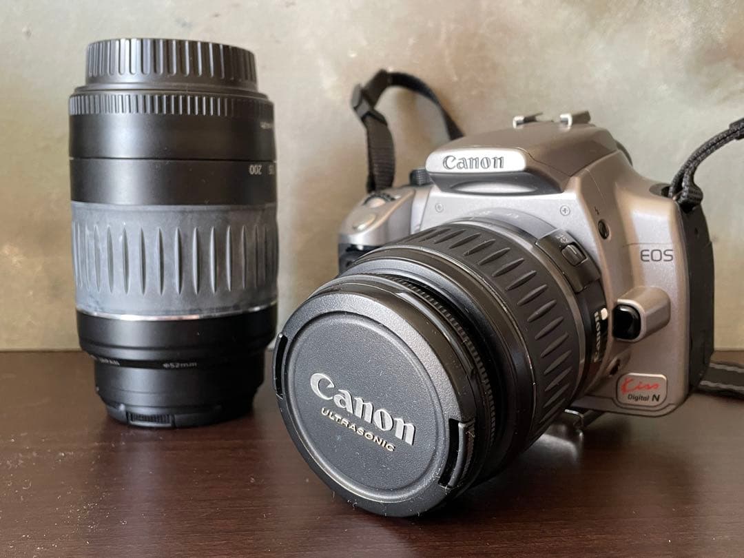 Canon EOS Digital デジタル一眼レフカメラと望遠レンズ