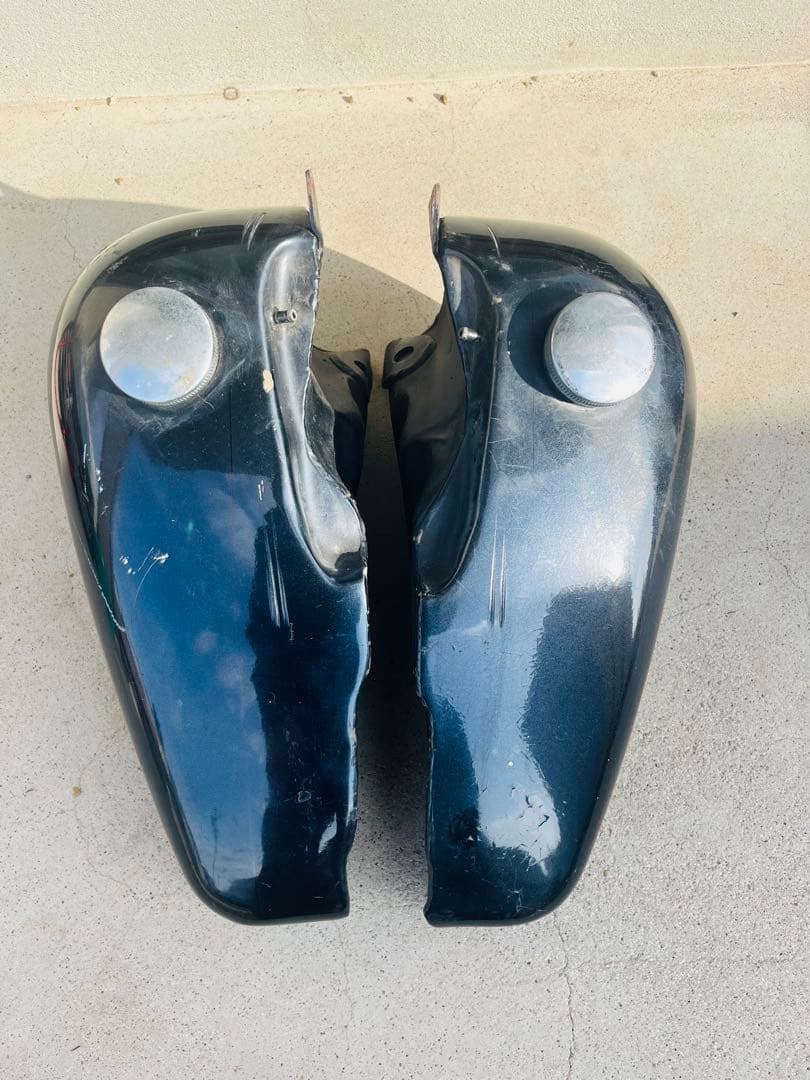 黒 ガソリンタンク 左右分割型