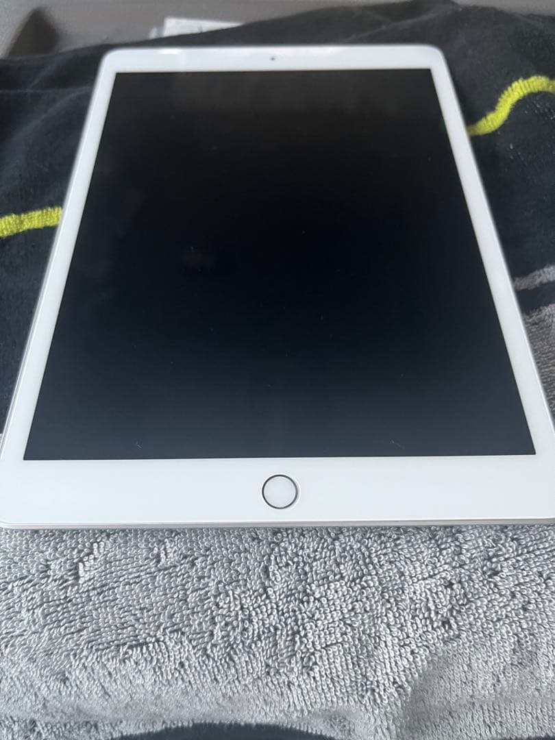 美品　iPad 第7世代Wi-Fiモデル　32GB 10.2インチ シルバー