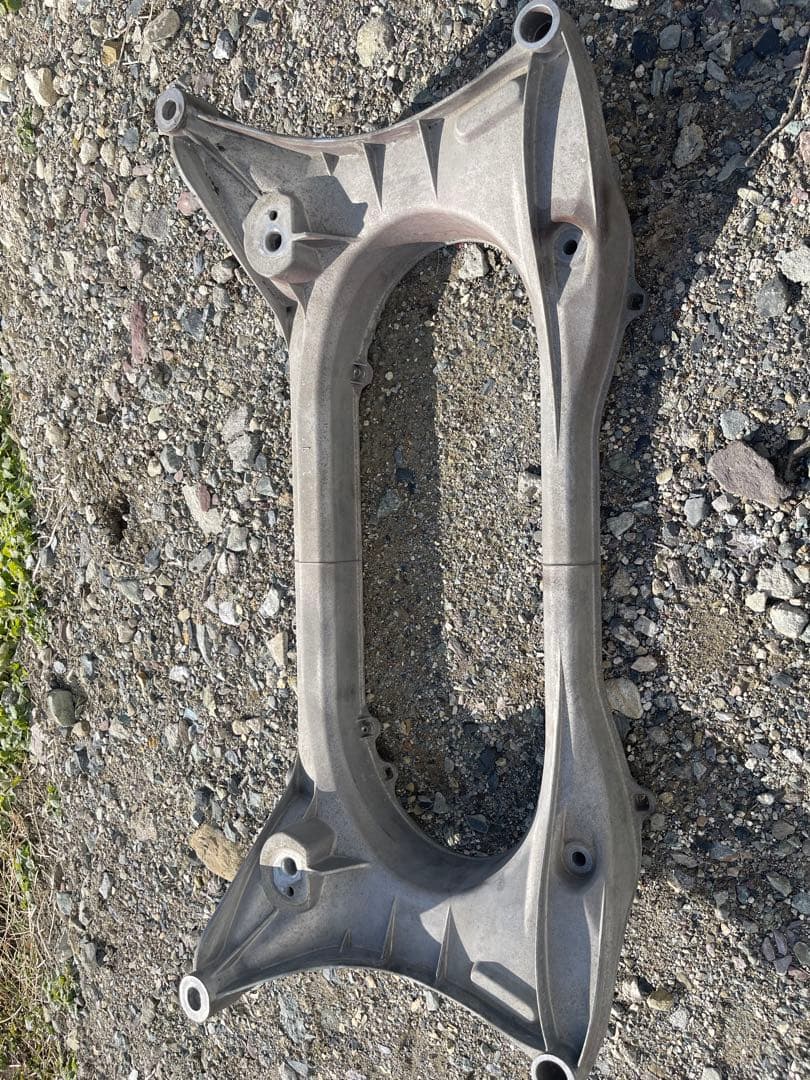 200系クラウン　サスペンションメンバー