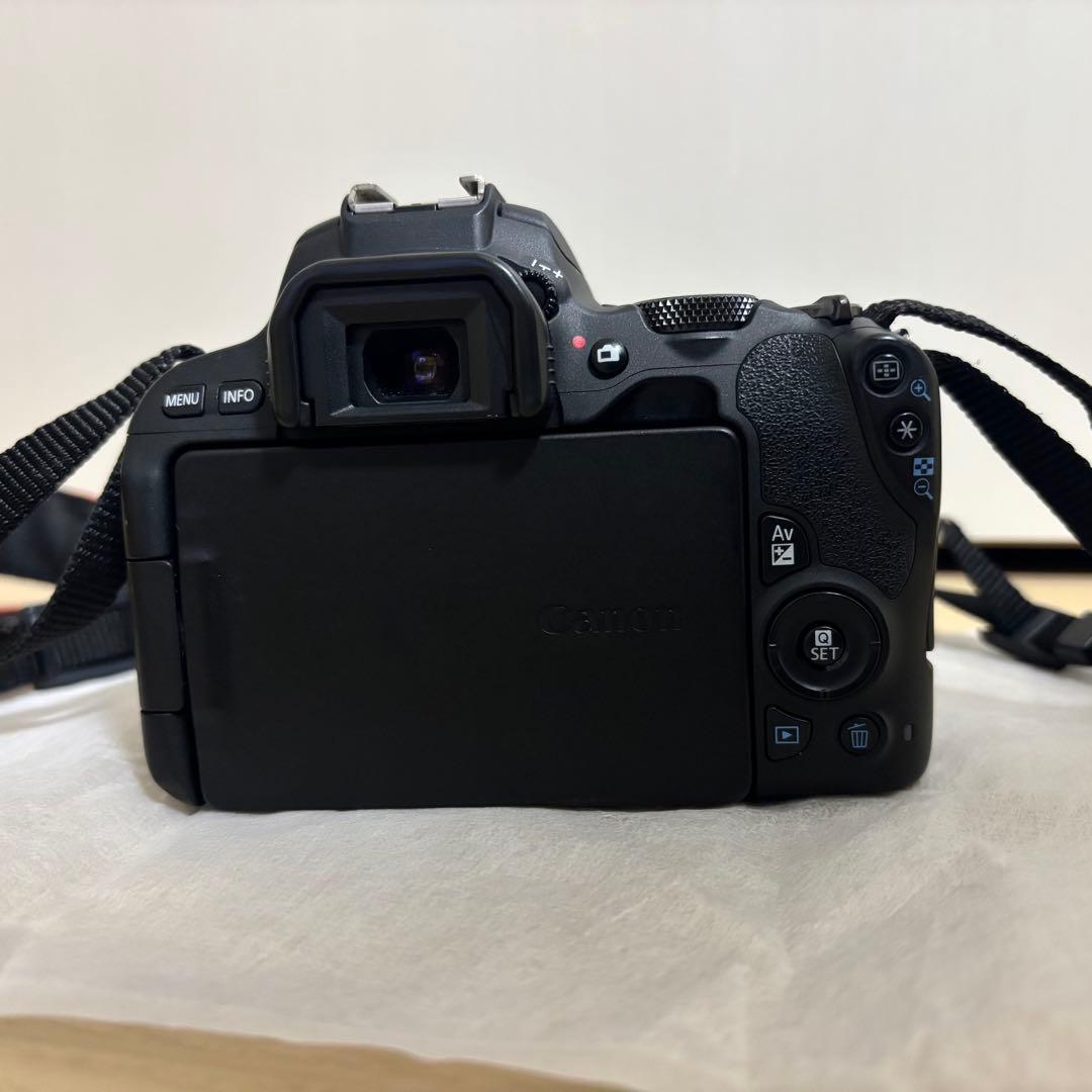 Canon EOS Kiss X9 ズームレンズキット　一眼レフ