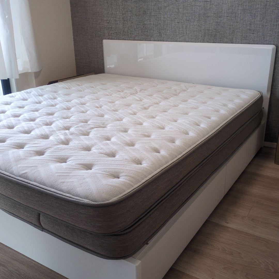 ニトリ　クイーンサイズベッドフレーム (マットレス付き)