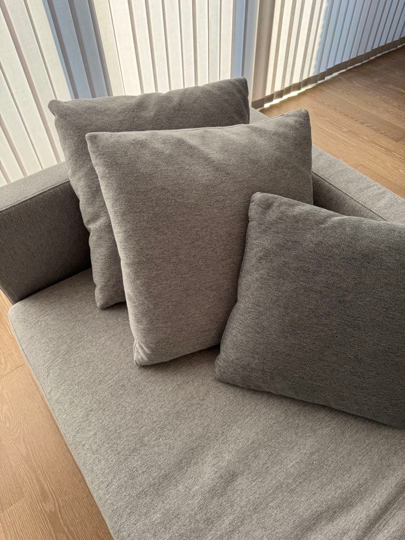 【エーディコア・ディバイズ】3人掛けソファ（クッション5個付き）、送料込み