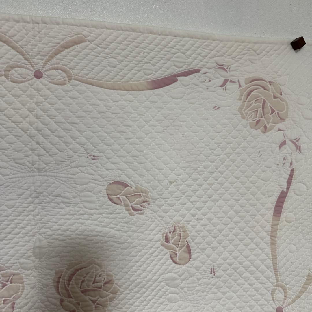 ハンドメイドホワイトキルトのタペストリー