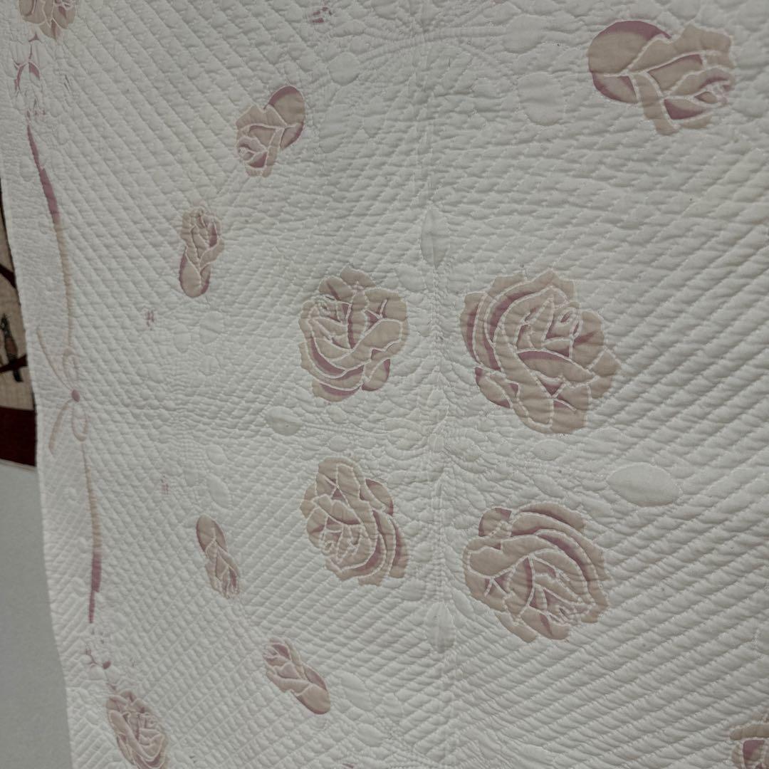 ハンドメイドホワイトキルトのタペストリー