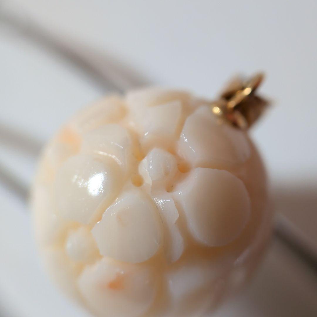 ペンダントトップ　K18　YG　珊瑚　丸玉　彫刻　20.80mm　12.81g