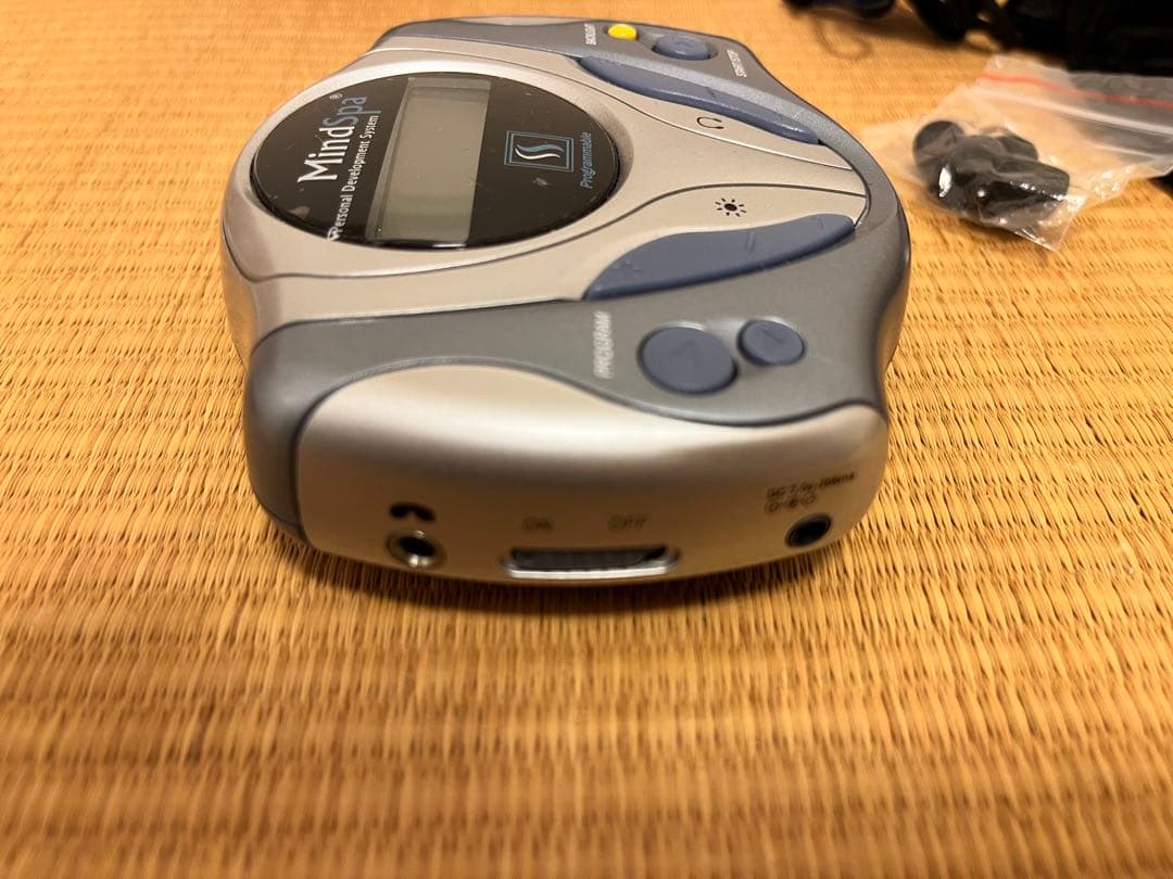 MindSpa リラクゼーションデバイス 本体と付属品