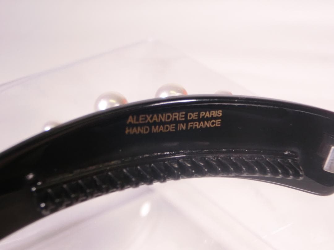 パールとクリスタルの装飾の黒いバナナクリップ