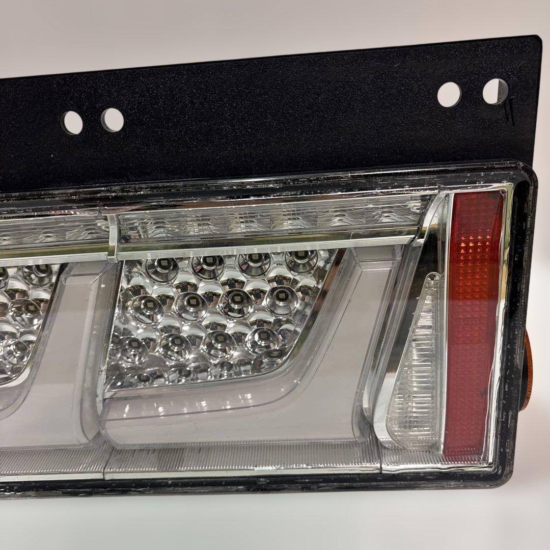 NO24 小糸 3連 トラック用 4t 10t リメイク品（運転手席）右　クリア