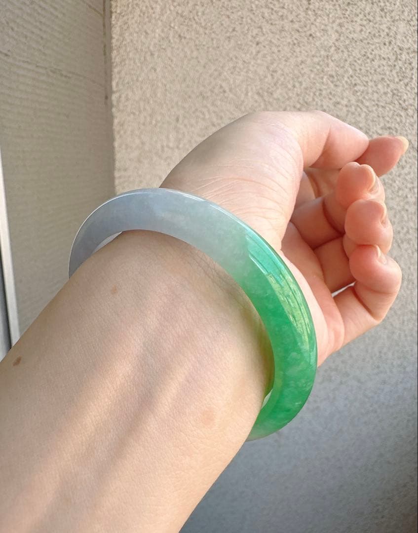 薄紫とグリーンのグラデーションAランクは翡翠ヒスイバングル
