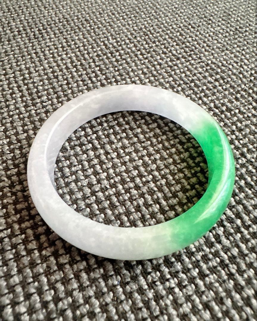 薄紫とグリーンのグラデーションAランクは翡翠ヒスイバングル