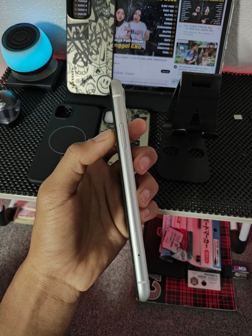 iPhone 11用グラフィティケース