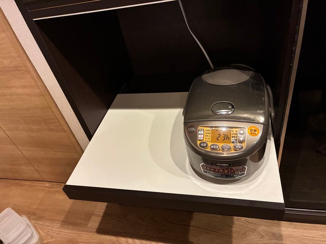 食器棚　ダークブラウン　ガラス扉付き