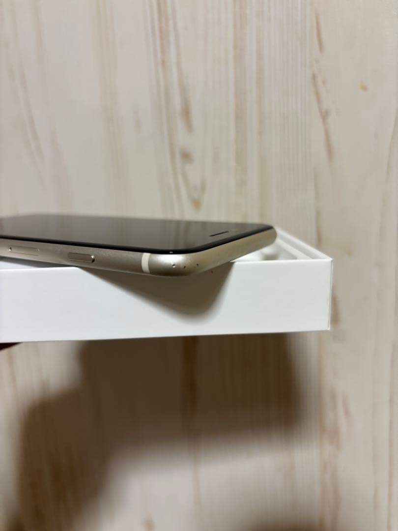 iPhone SE第三世代　スターライト