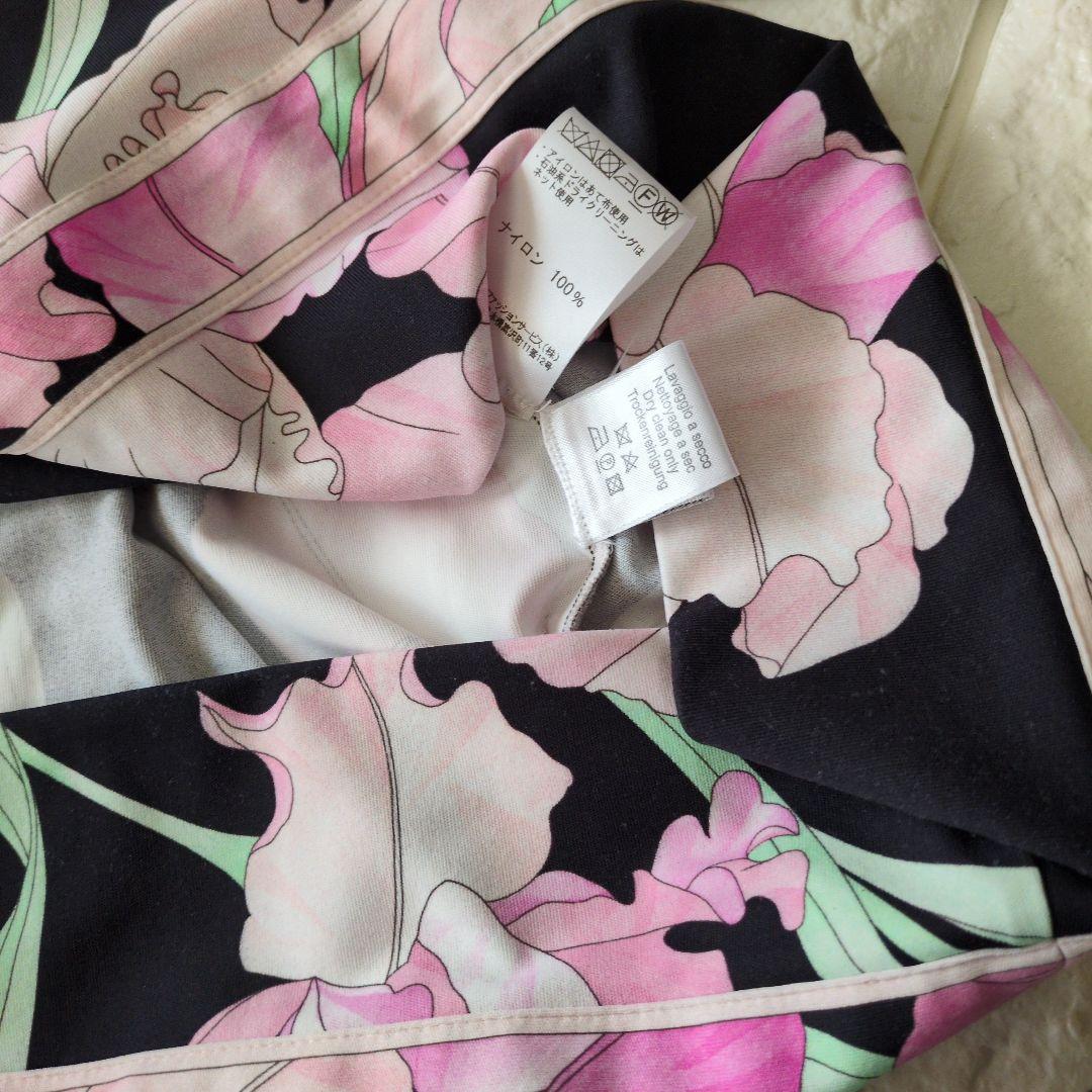 黒地ピンク花柄長袖ワンピース