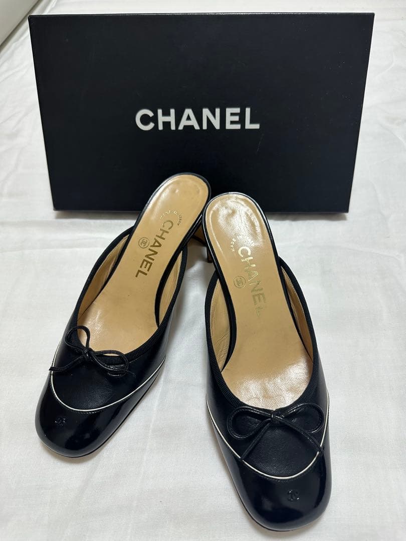 CHANEL ブラックレザー ミュール リボン付き