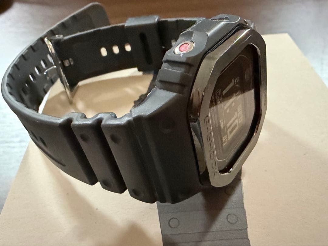 G-SHOCK DW-H5600 グレー x ブラックメタル