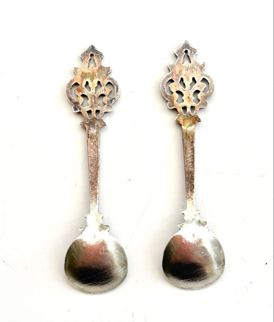 装飾的なシルバー製のソルトセラーとスプーンセット